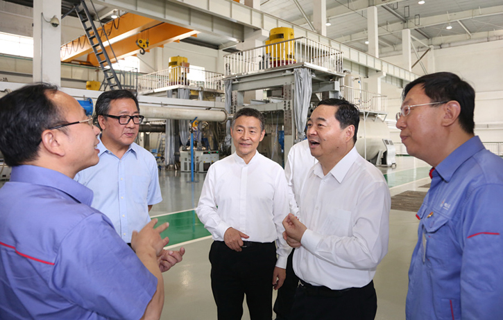 郝鹏与伟德体育集团一线科技职员深入交流