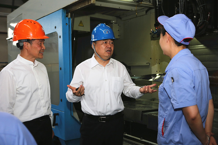 郝鹏与伟德体育集团一线生产职员深入交流