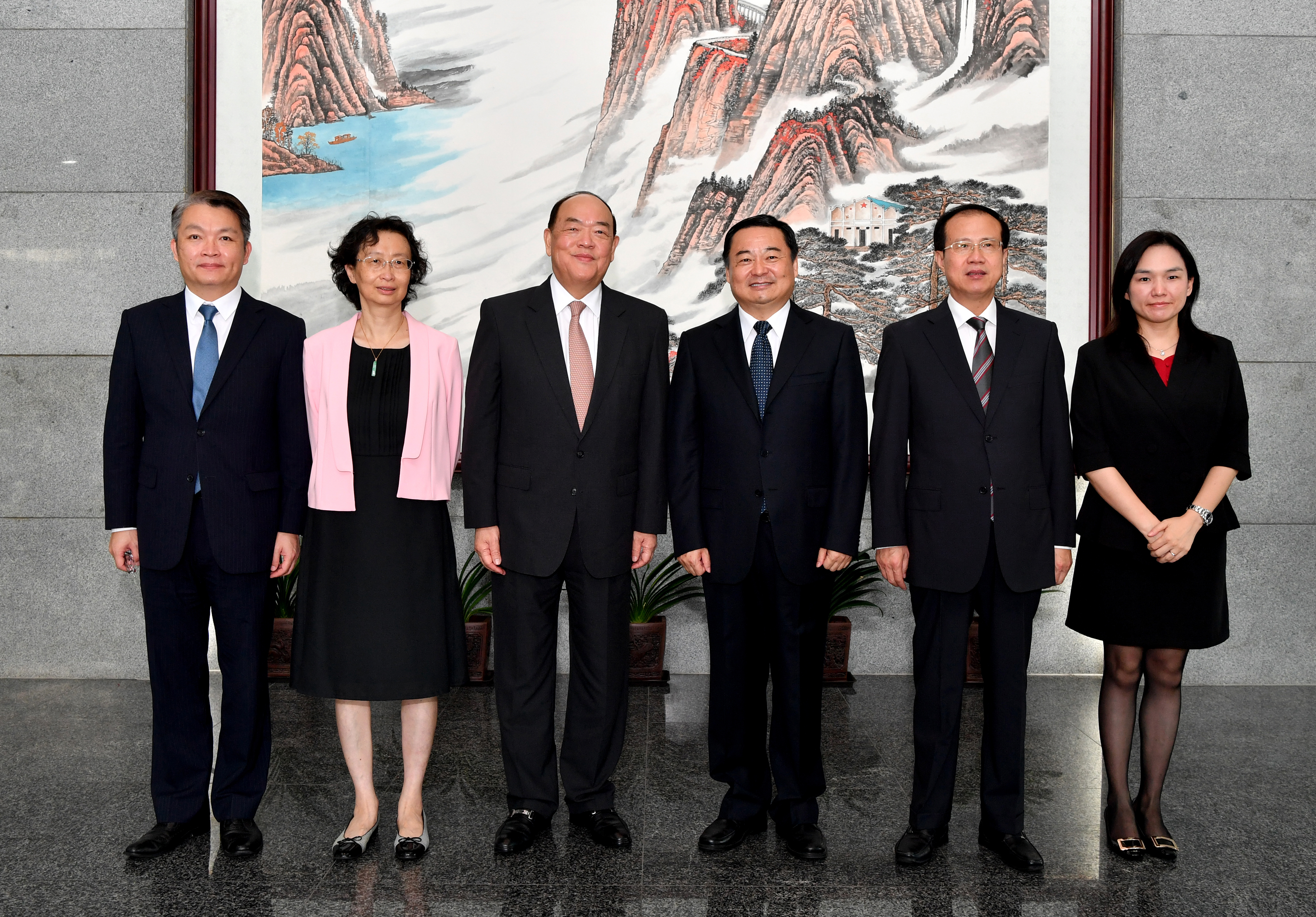 伟德体育 - 综合体育赛事平台|奥体中心相助同伴